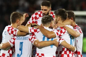 Futbol tutkunları, Avrupa Şampiyonası öncesinde Hırvatistan ve Makedonya arasındaki hazırlık