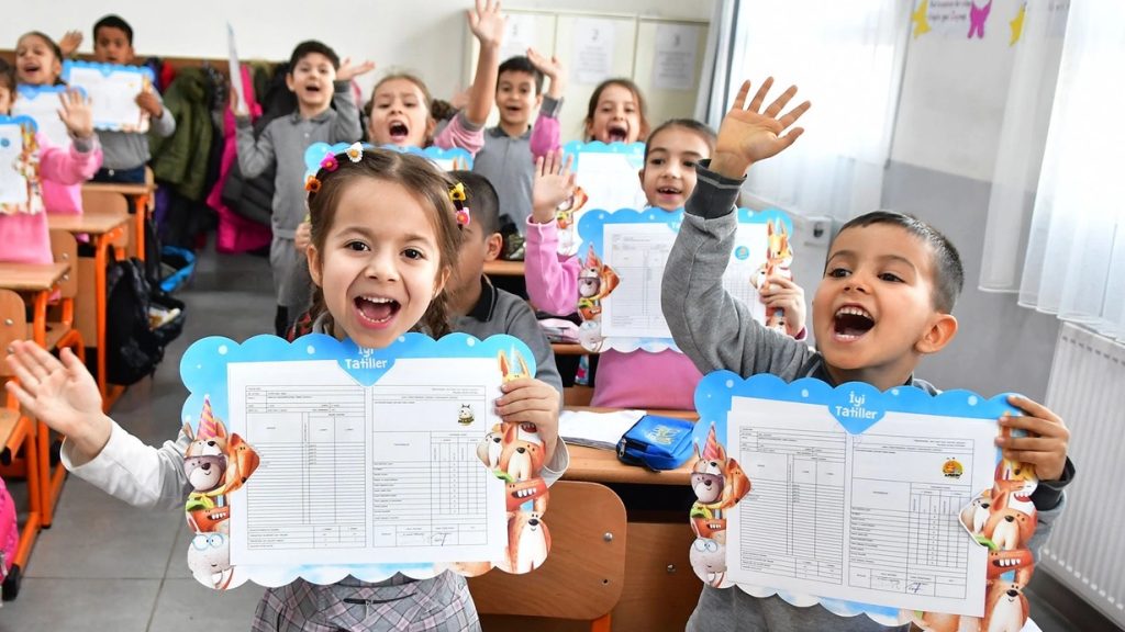 Okullarda Karne Heyecanı Yaşandı