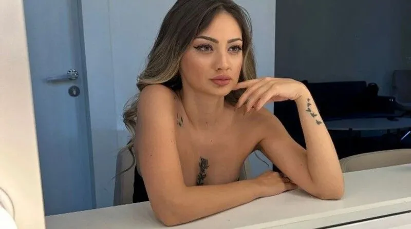 Nevide Çiçek, sosyal medyada ve mankenlik kariyerinde elde ettiği başarılarla