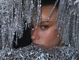 Serenay Sarıkaya, dergi çekimi için tamamı pullardan oluşan gri bir