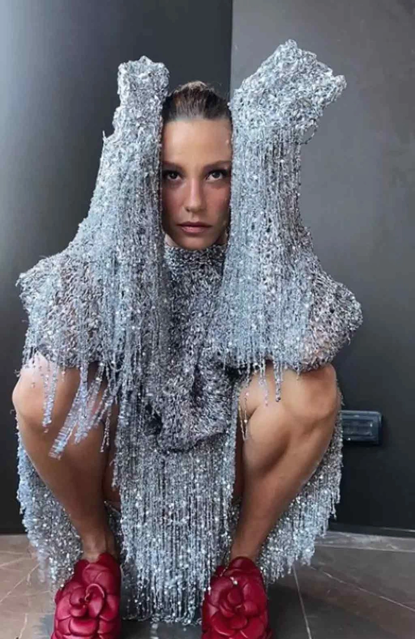 Serenay Sarıkaya'nın Bu Pozları Sosyal Medyada Polemik Yarattı