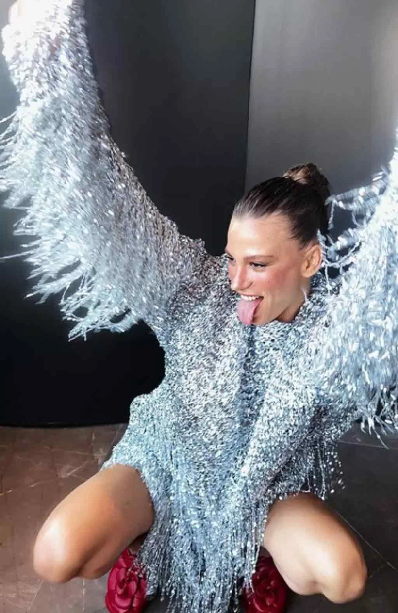 Serenay Sarıkaya'nın Bu Pozları Sosyal Medyada Polemik Yarattı