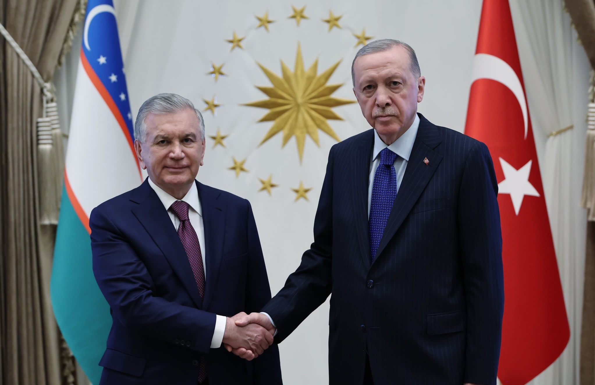 Cumhurbaşkanı Erdoğan ile konuk Cumhurbaşkanı Mirziyoyev, karşılama töreninin ardından ikili
