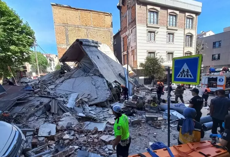 Son Dakika: İstanbul Küçükçekmece'de Bina Çöktü! Çok Sayıda Kişi Enkaz Altında