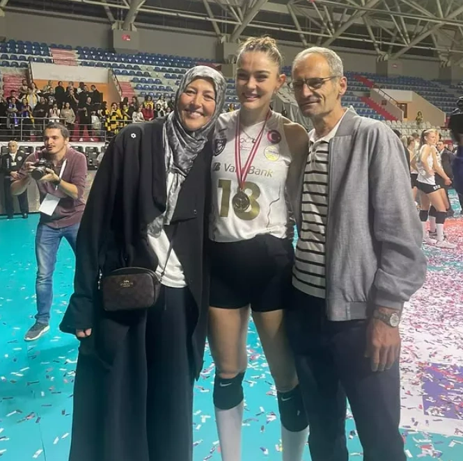 Zehra Güneş ile Muhabirin Boy Farkı Gündem Olmuştu! Asıl Gerçek Ortaya Çıktı