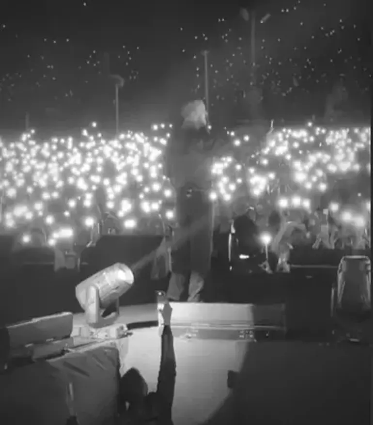 Cem Adrian'a Çirkin Saldırı: Konserde Kafasına Şişe Attılar