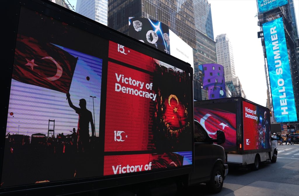 New York Times Meydanı'nda 15 Temmuz Sergisi