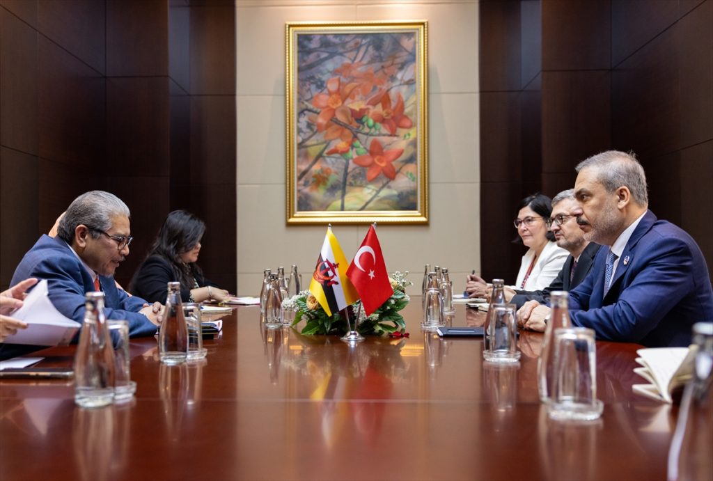 Dışişleri Bakanı Fidan, Laos'ta İkili Temaslarda Bulundu