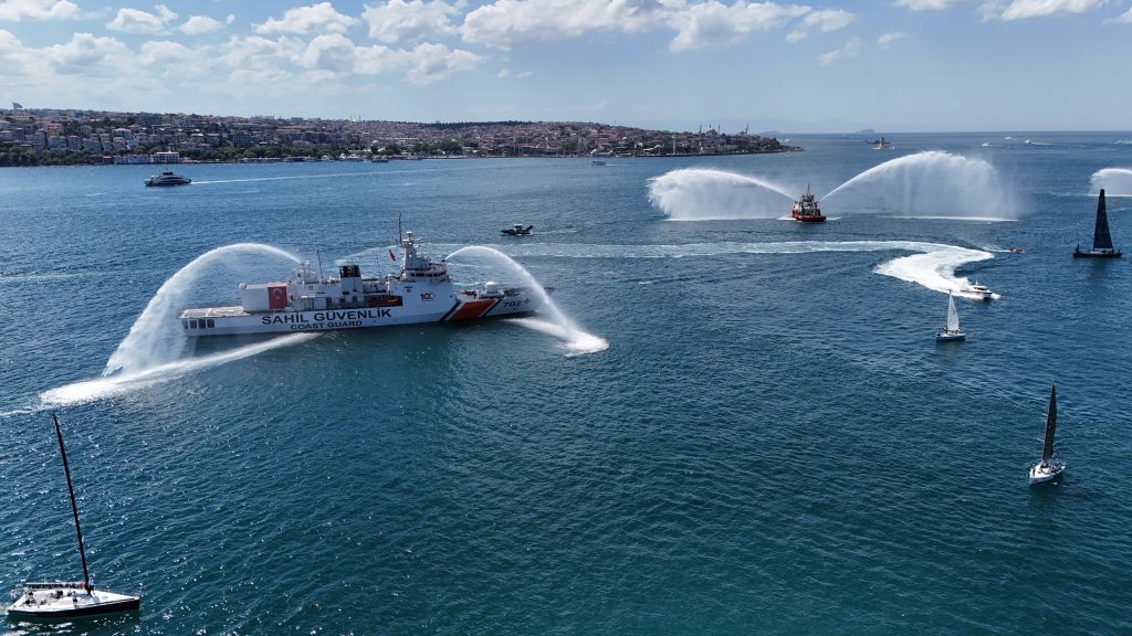 Denizcilik ve Kabotaj Bayramı'nda İstanbul Boğazı'nda Dev Türk Bayrağı Açıldı