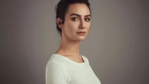 Oyuncu Birce Akalay, sette geçirdiği talihsiz bir kaza sonucunda yaralandı