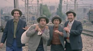 “Köyden İndim Şehire”, Türk sinemasının unutulmaz komedi filmlerinden biridir. Film,
