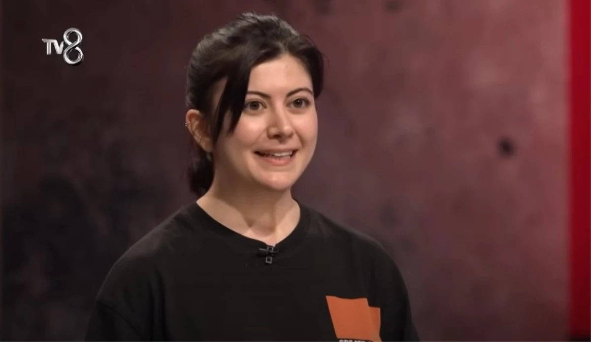 MasterChef Zeynep Biyografisi (Kimdir), Aslen Nereli, Kaç Yaşında, Evli Mi, Instagram Hesabı, Elendi Mi? MasterChef Zeynep kimdir? Masterchef 2024 yarışmacılarından MasterChef Zeynep kaç yaşında,