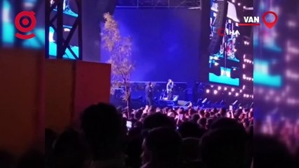 Cem Adrian'a Çirkin Saldırı: Konserde Kafasına Şişe Attılar