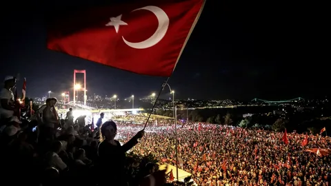 15 Temmuz Darbe Girişimi: Demokrasiye Karşı En Büyük Tehdit! Darbe Girişiminde Kaç Kişi Öldü? 15 Temmuz Önemi Nedir, Darbe Gecesi Neler Yaşandı?