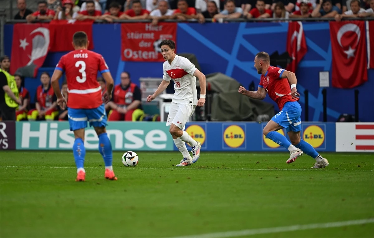 Milli futbolcu Mert Müldür ile ilgili merak edilenler gündemde. Mert