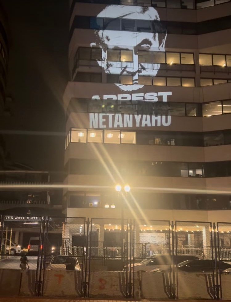 Netanyahu'nun ABD'de Kaldığı Otele "Tutuklayın" Yazısı Yansıtıldı