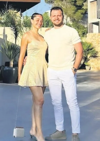Kızılcık'ın Görkemi Özge Özacar'ın Sevgilisi Kim, Oğuz Özmen Mi? Özge Özacar'ın Sevgilisi Oğuz Özmen Kimdir?