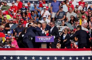 Eski ABD Başkanı Donald Trump, Pensilvanya’daki mitinginde mucizevi şekilde kurtulduğu