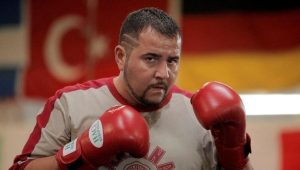 Ata Demirer’in sevilen karakterlerinden biri olan Ayhan Kaplan’ın maceralarını anlatan