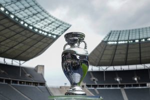 UEFA, yarı final karşılaşmalarında görev yapacak hakemleri açıkladı. İşte ayrıntılar…