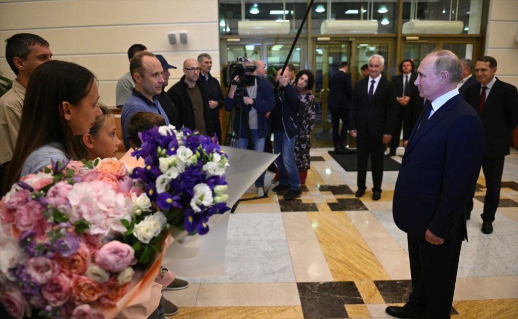 Biden ve Putin Takas Edilenleri Havalimanında Karşıladı