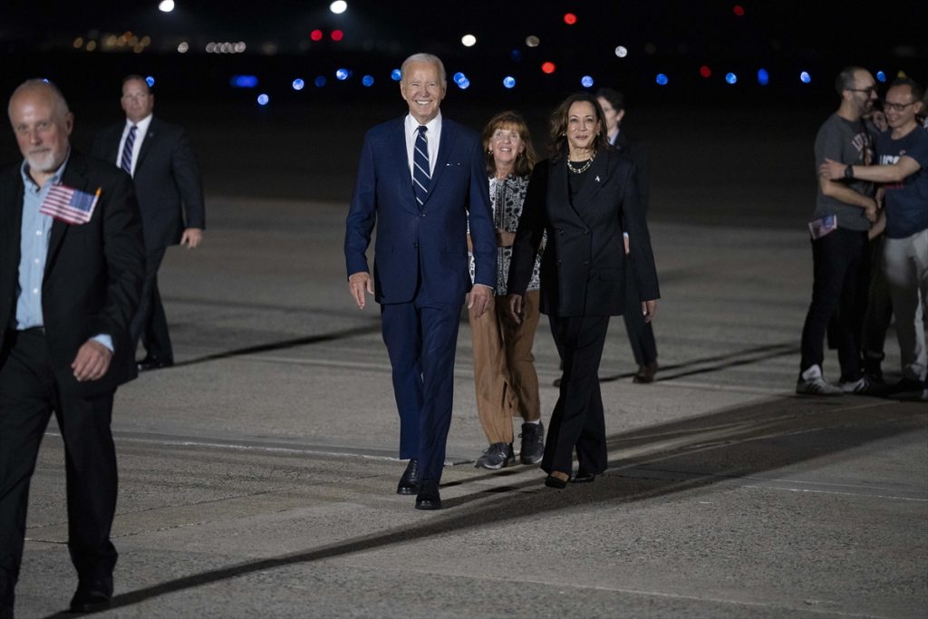 Biden ve Putin Takas Edilenleri Havalimanında Karşıladı