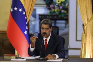 Başkent Caracas’taki Devlet Başkanlık Sarayı Miraflores’te basına değerlendirmelerde bulunan Maduro,