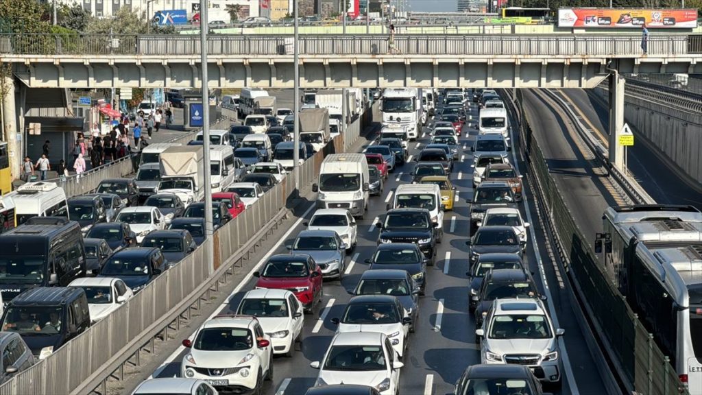 Metrobüs Hattındaki "Beyaz Yol" Çalışması Trafiği Aksattı