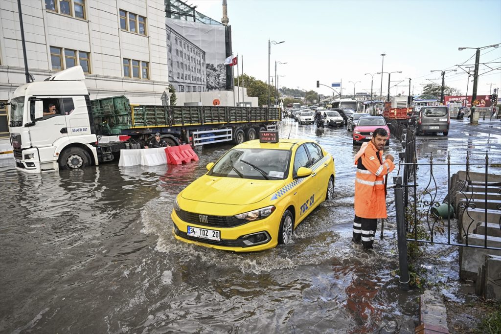 İstanbul'da Sağanak: Yollar Göle Döndü