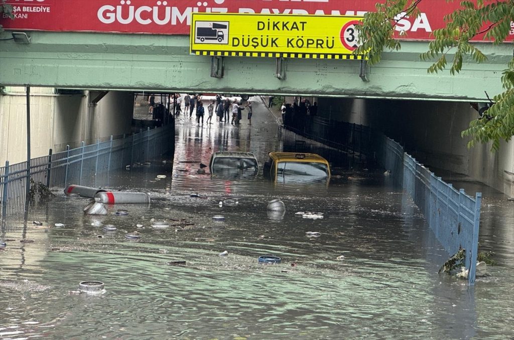 İstanbul'da Etkili Sağanak: Gökyüzü Siyaha Boyandı