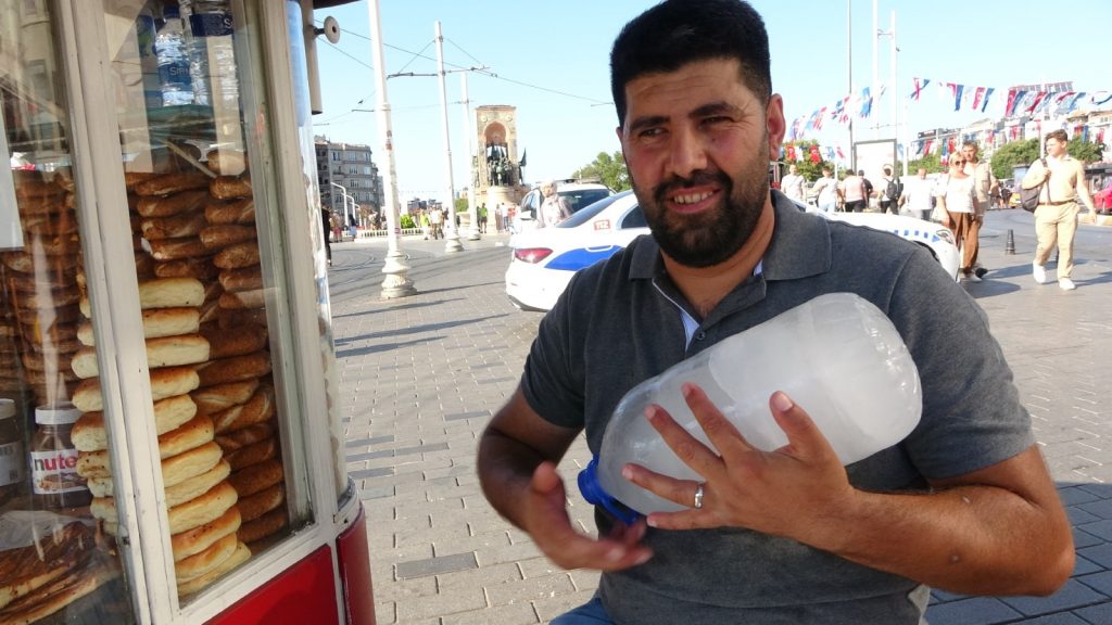 Sıcaktan Bunaldı, Buz Kalıbıyla Serinledi