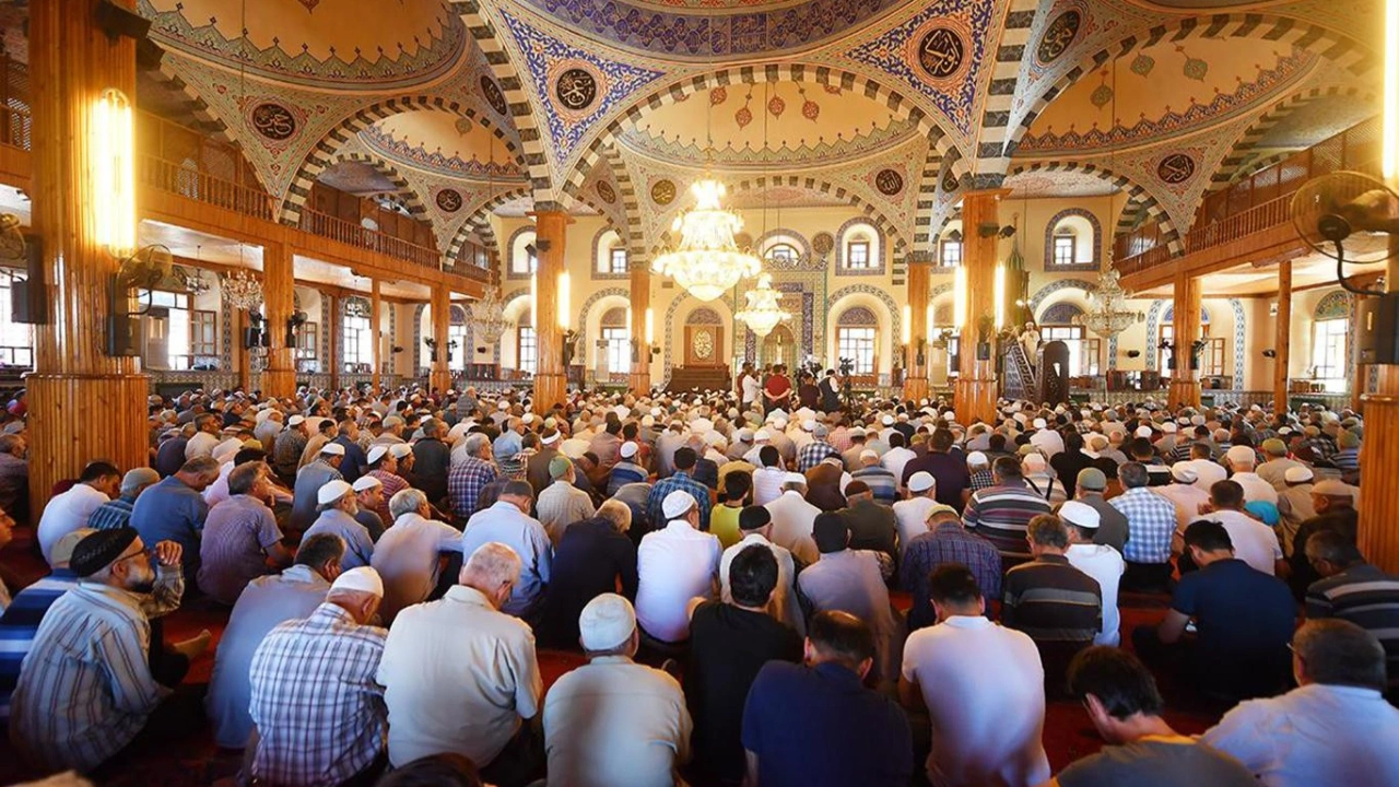 Cuma Namazı Nasıl Kılınır, Kaç Rekat, Farz mı Sünnet mi? Adım Adım Cuma Namazı Kılınışı