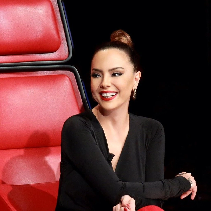 Ebru Gündeş Sahnede Aniden Fenalaştı, Kulisten Geri Dönemedi! Ebru Gündeş'in Sağlık Durumu Nasıl?