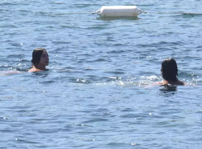Hande Ataizi'nin Bodrum Tatili: Kırmızı Bikinisiyle Tüm Bakışları Üzerinde Topladı