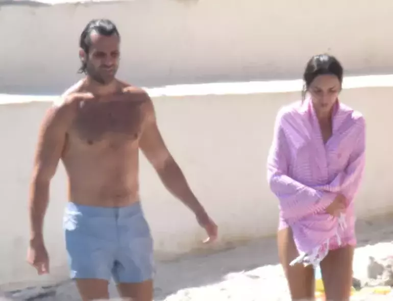 Hande Ataizi'nin Bodrum Tatili: Kırmızı Bikinisiyle Tüm Bakışları Üzerinde Topladı