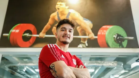 Milli halterci Muhammed Furkan Özbek, günümüzün dikkat çeken sporcularından biri