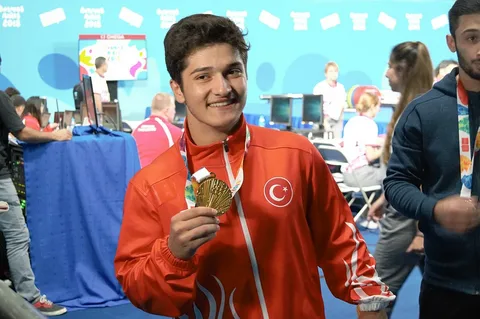 Muhammed Furkan Özbek Biyografisi (Kimdir), Kaç Kilo, Kaç Yaşında, Aslen Nereli? Milli Halterci Muhammed Furkan Özbek'in Hayatı ve Başarıları