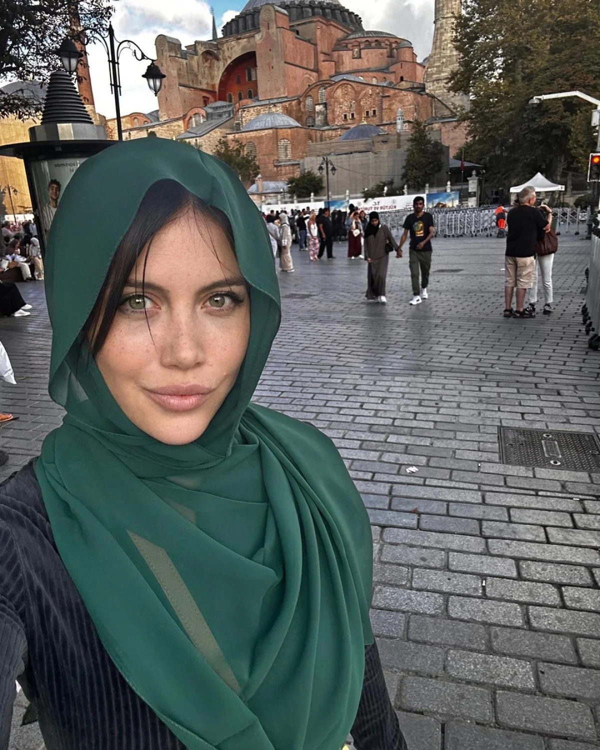 Wanda Nara Başörtüsü Taktı, Yeni Tarzı Sosyal Medyada Geniş Yankı Uyandırdı