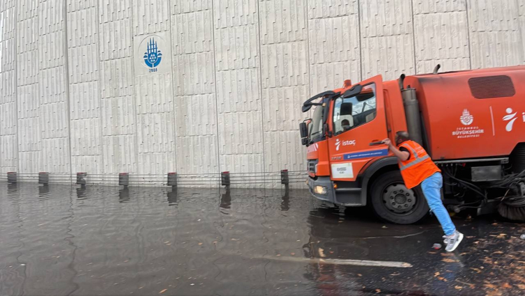 İstanbul'da Sağanak: Yollar Göle Döndü