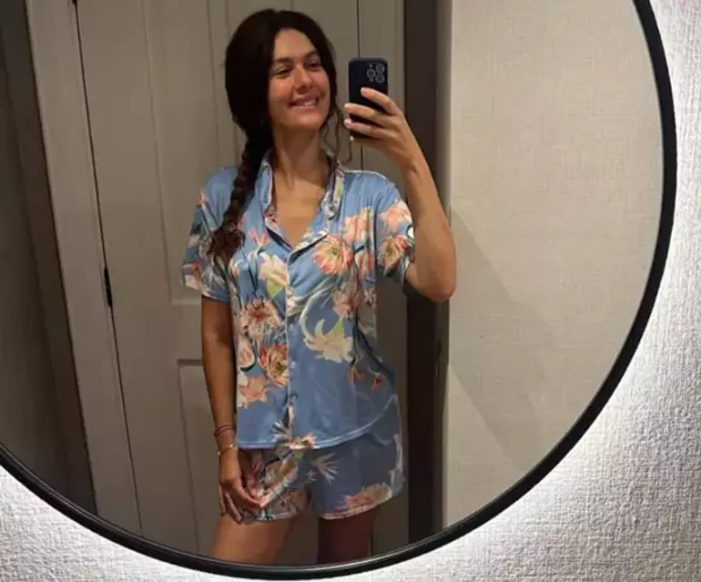 Bergüzar Korel'den 'Annem Ankara' Dizisine Özel Esmer Bomba! Yeni İmajıyla Hayranlarını Büyüledi