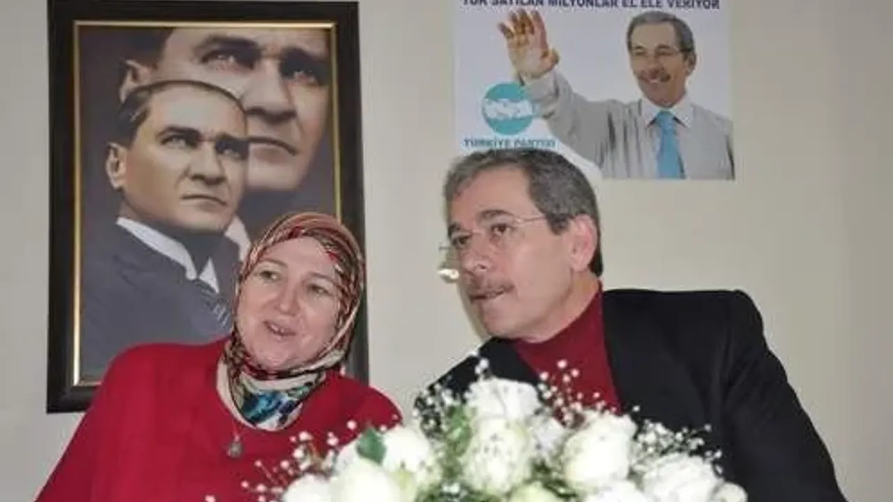 Berrin Şener Kimdir? Abdüllatif Şener'in Eşi Berrin Şener Kim?