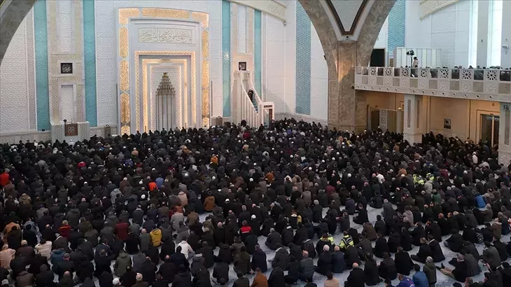 Cuma Namazı Nasıl Kılınır, Kaç Rekat, Farz mı Sünnet mi? Adım Adım Cuma Namazı Kılınışı