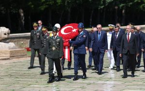Cumhurbaşkanı Erdoğan’ın Aslanlı Yol’un başındaki yerini almasının ardından başlayan törene,