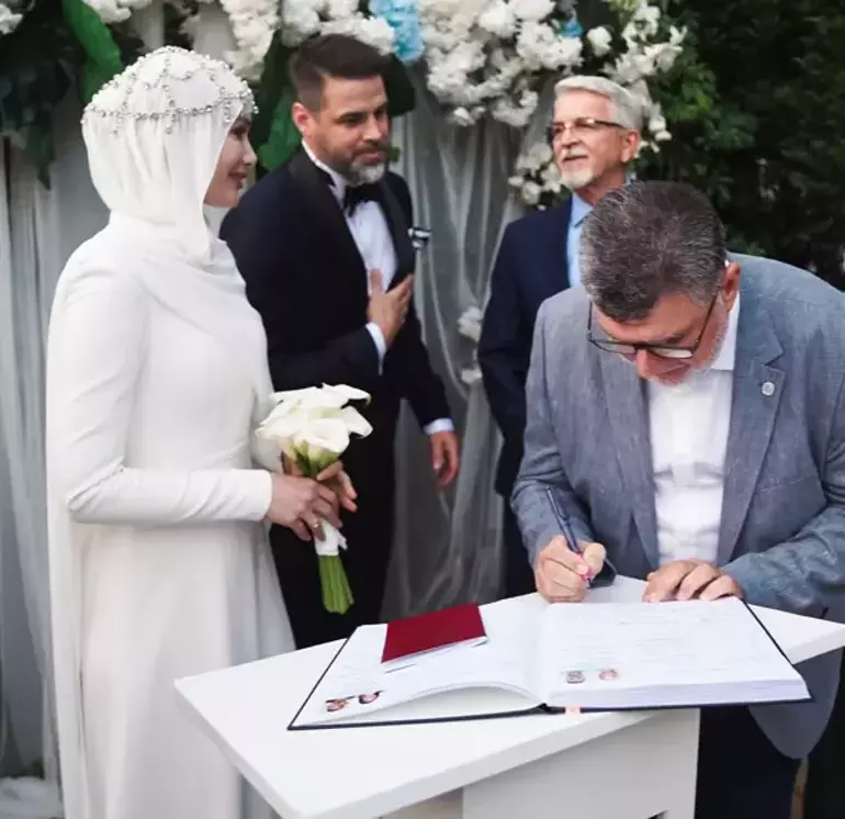 Gamze Özçelik'ten Eşi Reshad Strik'i "Beyim Diye Demiyorum, Çok Yeteneklidir!" Sözleriyle Övdü