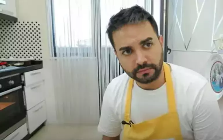 Kadir Ezildi'den Babasına Sert Tepki: "Adımı Anmasın, Benim İçin Ölmüştür"