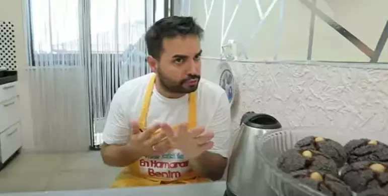 Kadir Ezildi'den Babasına Sert Tepki: "Adımı Anmasın, Benim İçin Ölmüştür"