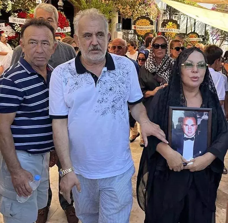 Oğlunun Vefatından Sonra Sahne Alan Safiye Soyman: 'Anneliğimi Kimse Eleştiremez'
