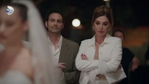 Güneş ve Ayaz, yolda mahsur kaldıklarında eski bir kamyonet onları