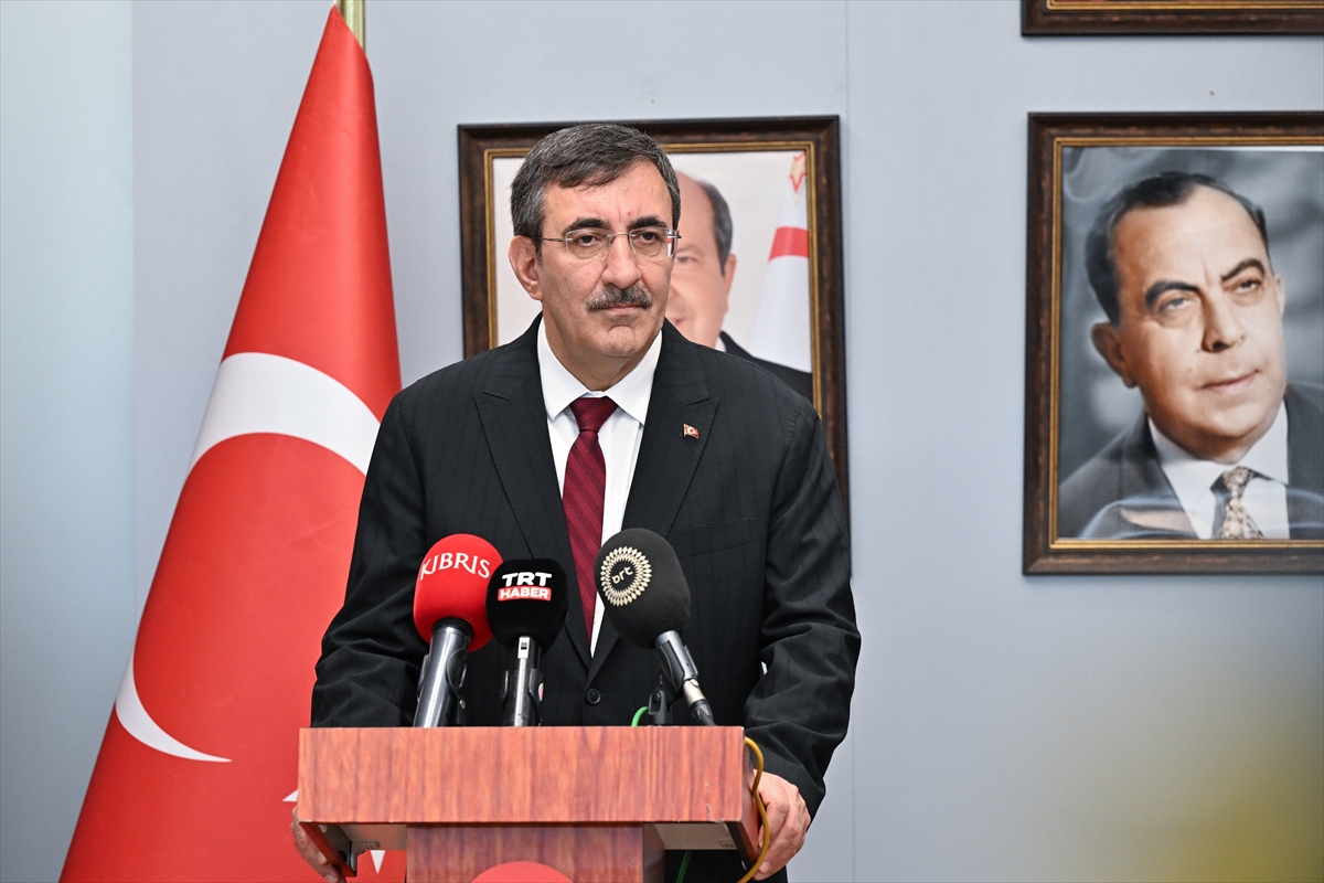 Çeşitli temaslarda bulunmak üzere başkent Lefkoşa’ya gelen Yılmaz’ı, Ercan Havalimanı’nda,