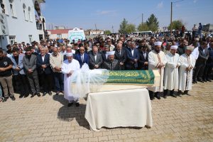 Diyarbakır Adli Tıp Kurumundaki otopsinin ardından yakınlarına teslim edilen Narin